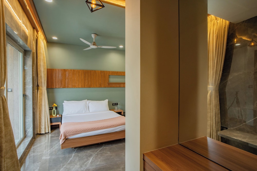 Alaya Stays - Imperial Calista 4BHK near Khandala Hills