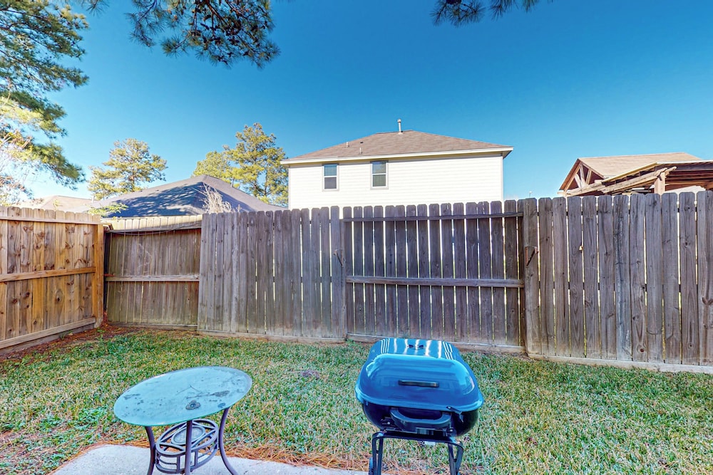 3BR w/ Yard, Updated Interior w/ A/C & W&D