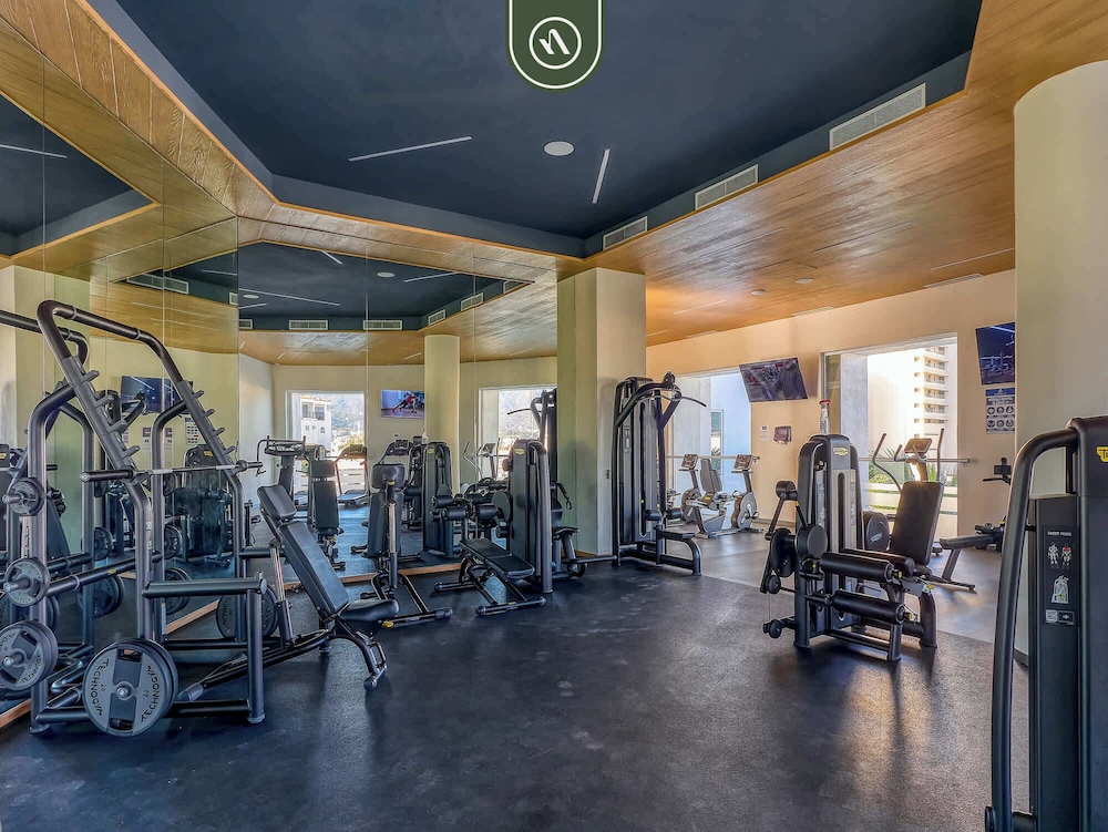 New Oceanfront 1 BR Condo - Gym - Beach - Pool