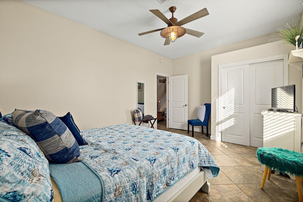 Perfect Beach House 2min Walk With Heated Pool and Hot Tub 4 bed 3 Bath With Pet Friendly
