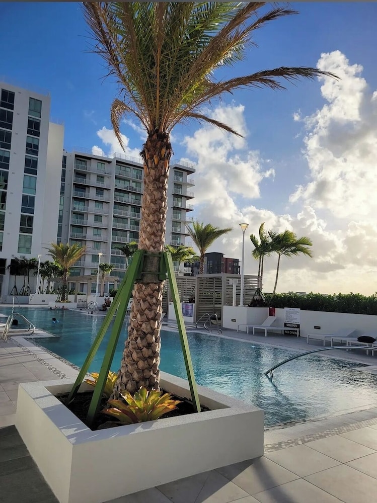 Chic 2BR Downtown Fort Lauderdale Apt w/ Pool