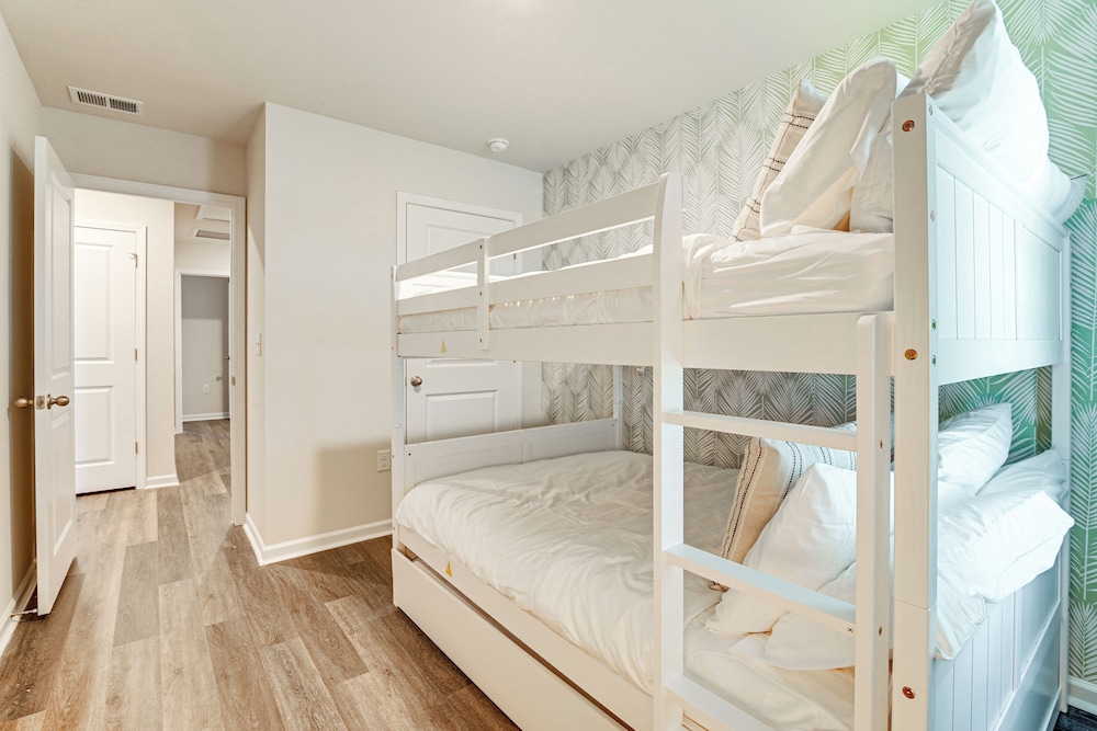 2 Mi to Shore: Newly Built Surfside Beach Gem