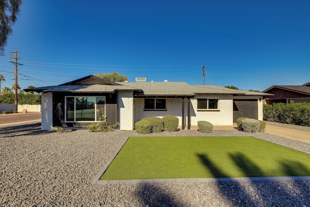 Modern Scottsdale Home: 2 Mi to Old Town! view 2