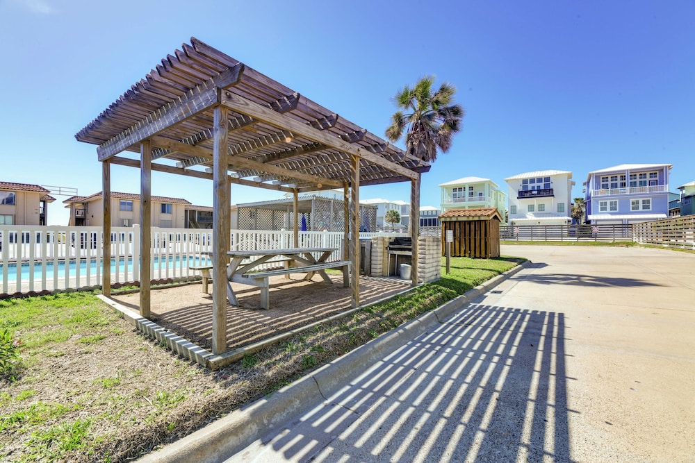 Steps to Beach & Boardwalk: Condo in Port Aransas!