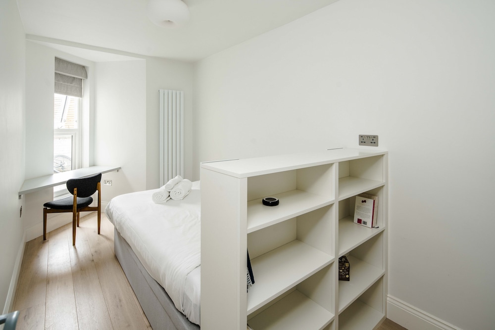 Stylish 2 Bedroom / 2 Bath In Notting Hill