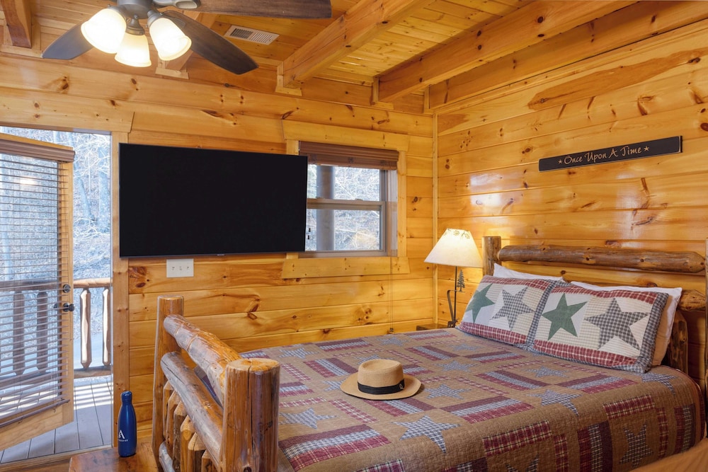 A View for All Seasons by Avantstay 12bdr w/ Game Room, Hot Tub, Movie Theater, Deck Views