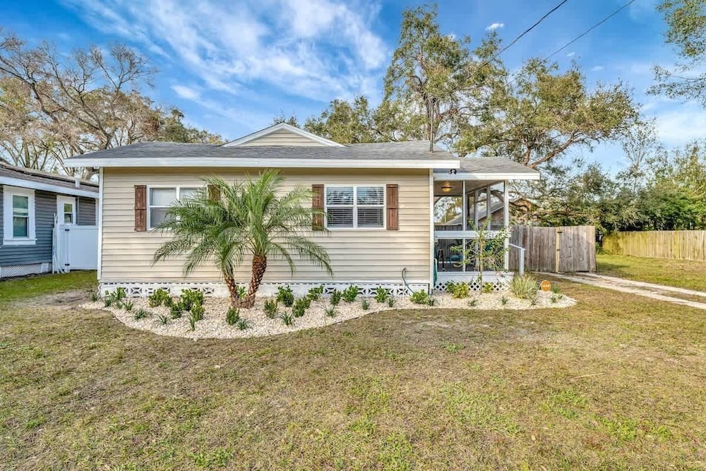 Updated Cozy Home Centrally Located pet Friendly