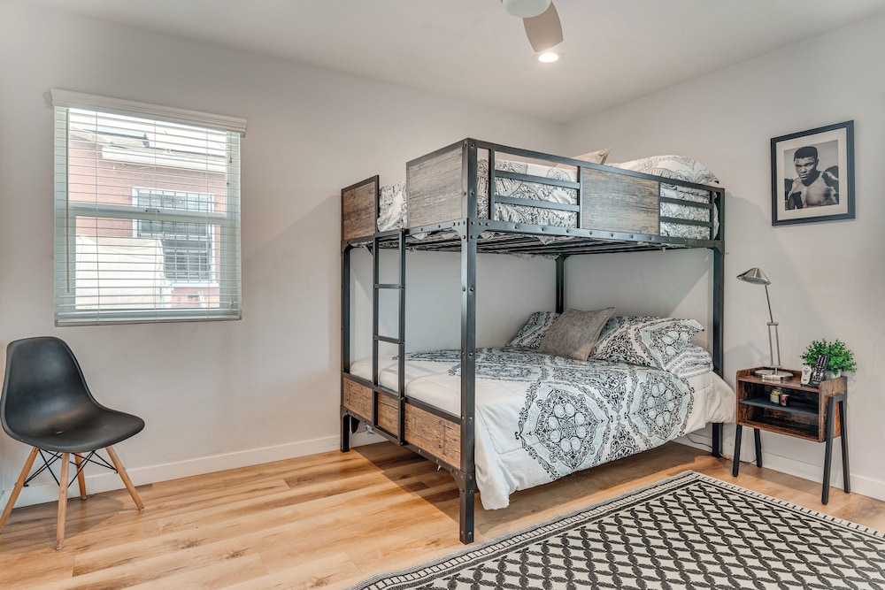 4 Mi to Sofi Stadium, Fenced Yard: Modern Retreat!