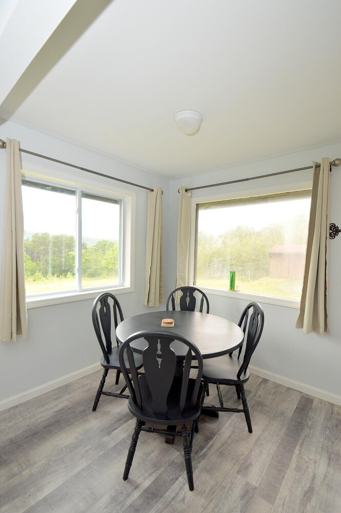 Black Bear Cabin - The Mountain Retreat!