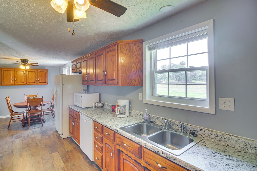 7 Mi to Barren River Lake: Quiet Getaway w/ Yard!