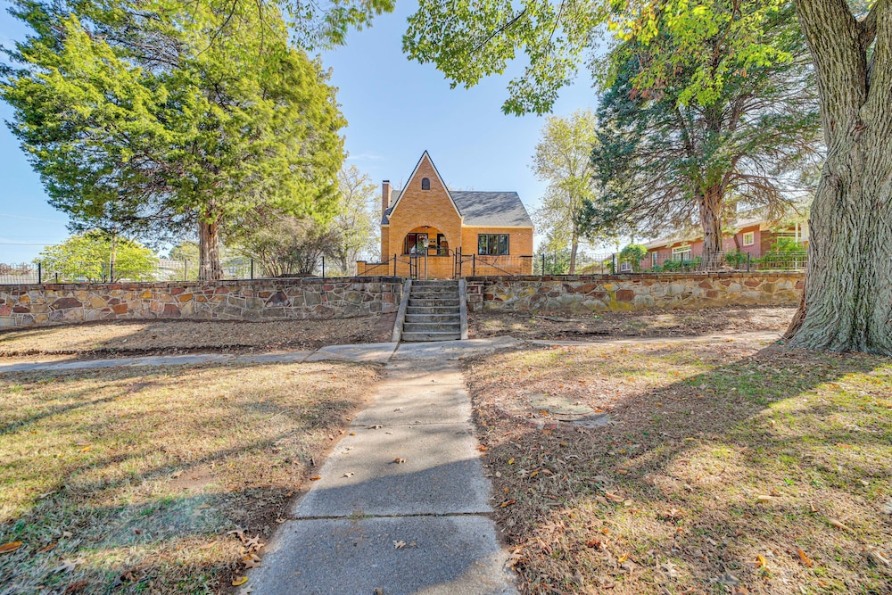 < 9 Mi to Dtwn Tulsa: Lovely Home w/ Yard & Deck!