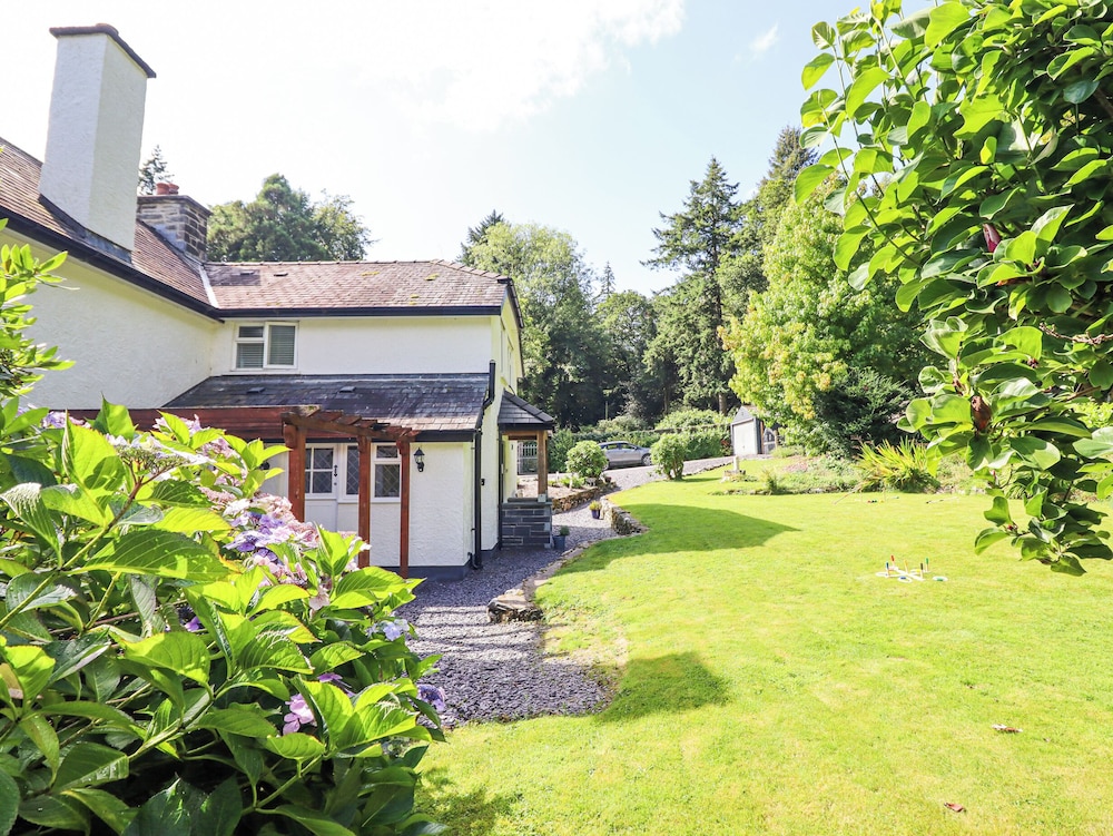 Coed Derw Isaf