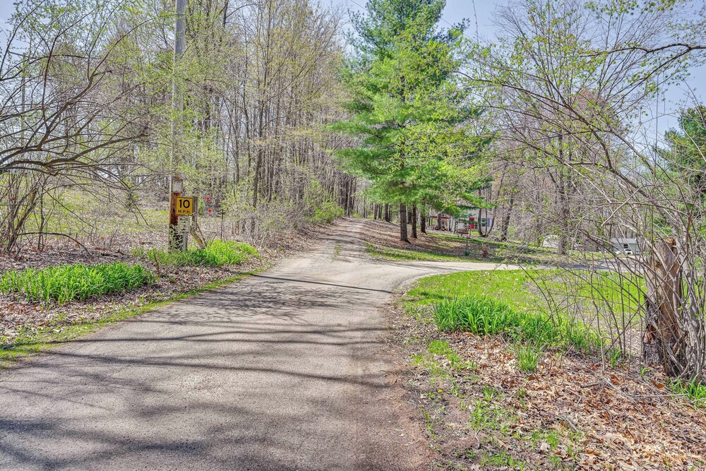 4 Mi to Dtwn: Spacious Family Cabin in Jonesville!