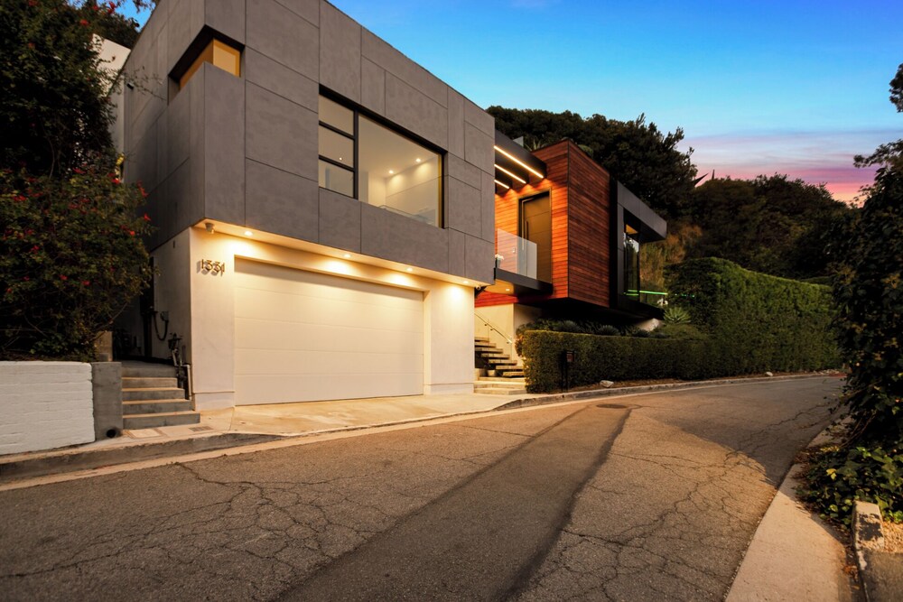 Belfast Estate - Mid-century Meets Modern - Luxe Poolside Villa