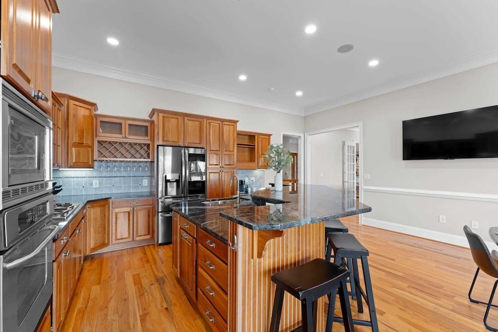 Sunset Pointe by Avantstay Waterfront, Beach, Fire Pit Sleeps 14 5bdr 4BA