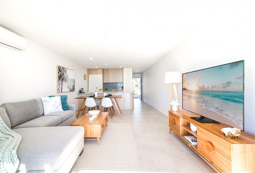 Exquisite 1-bed Apartment With Bay Views