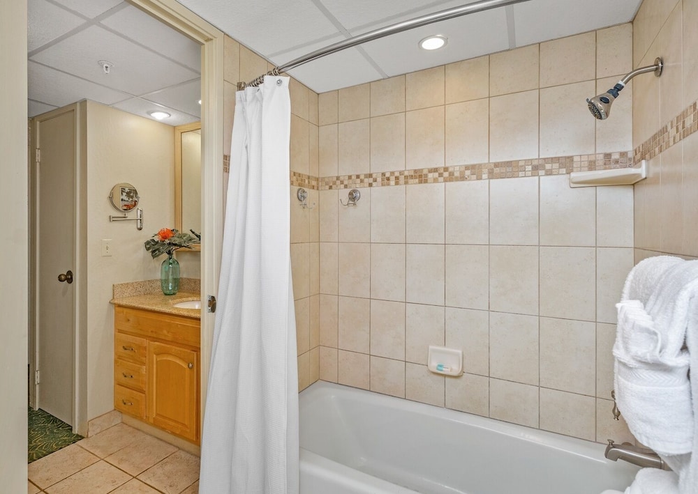 Kaanapali Shores Studio 742 Studio Bedroom Condo by RedAwning