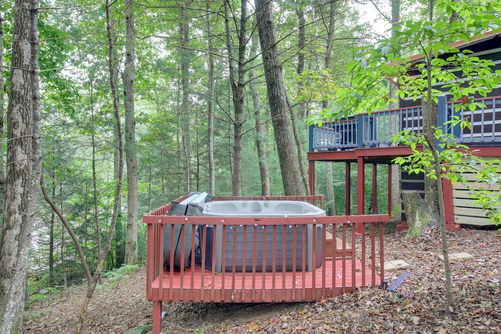 Charming Blue Ridge Mountain Cabin w/ Hot Tub view 2