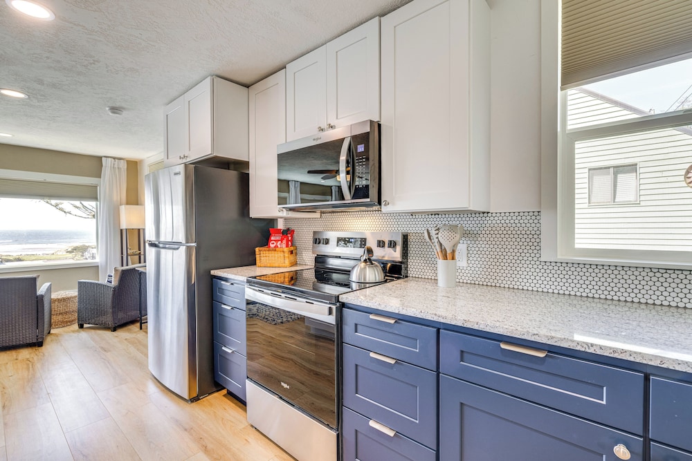 Walk to Winema Road Beach: Home w/ Hot Tub!