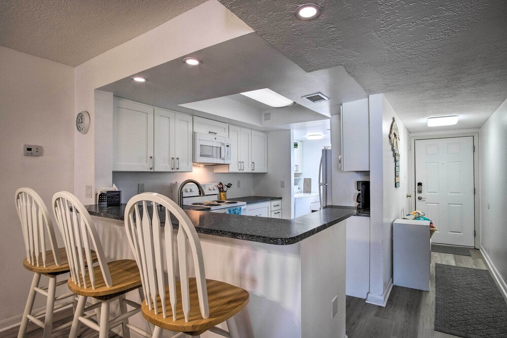 Sunny Cocoa Beach Condo w/ Balcony & Pool Access