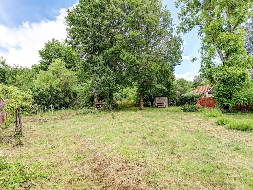 Traditional Holiday Home in Brinon sur Beuvron
