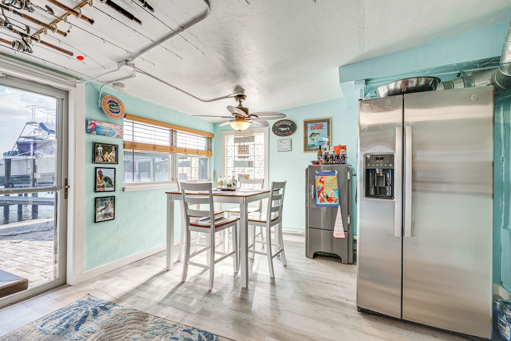 6 Mi to Beach: Riverfront Home in Ruskin!