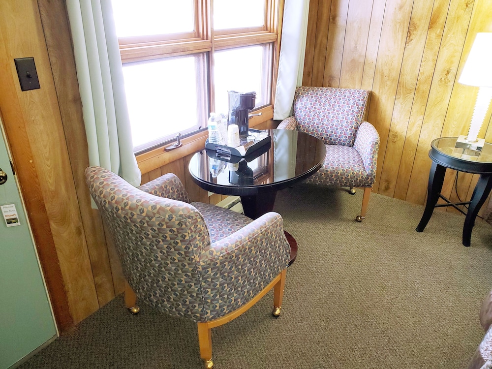 White Mountain Motel And Cottages