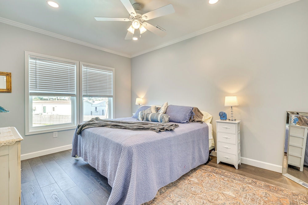 1 Mi to Beach Access: Home w/ Porch in Fort Myers!