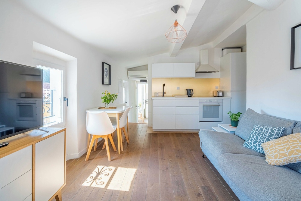 1 Bedroom Apartment in City Center, Near Old Port