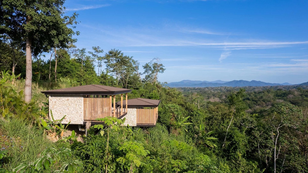 Chic 1BR Escape Breathtaking Balcony Views