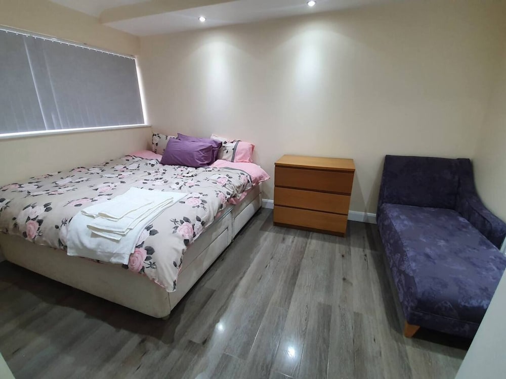 Lovely 5-bed House in Essex view 5