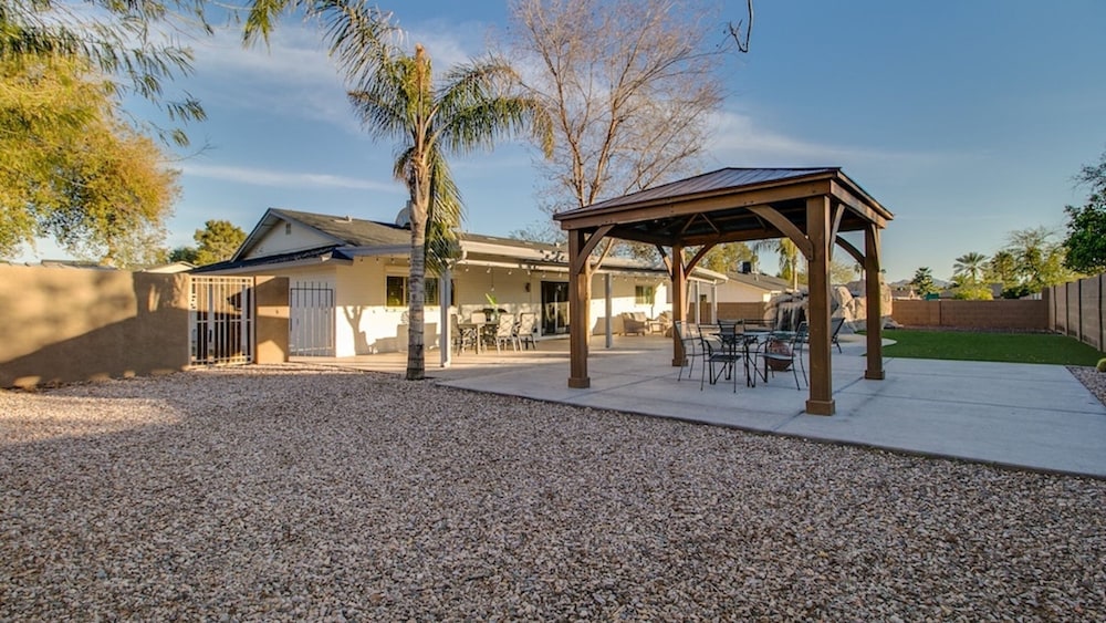 Relaxing 4 Bdrm Retreat in the Heart of Scottsdale