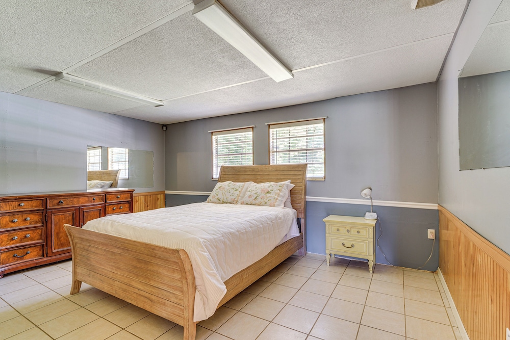 2 Mi to Manatees: Homosassa Home w/ Lanai!