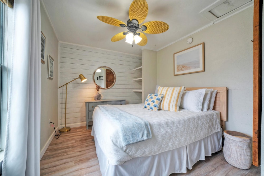 Dual Port A Cottages 2 Complete Homes Walk to the Beach Patio Fully-equipped Kitchens