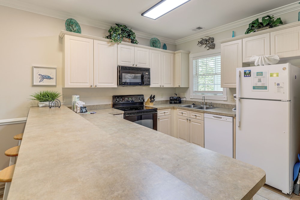 Golf Course Getaway w/ Pool Access in Myrtle Beach