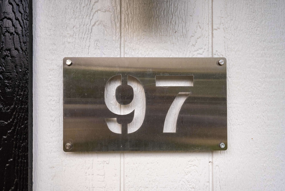 Chic City Retreat 97 Sleeps 2!