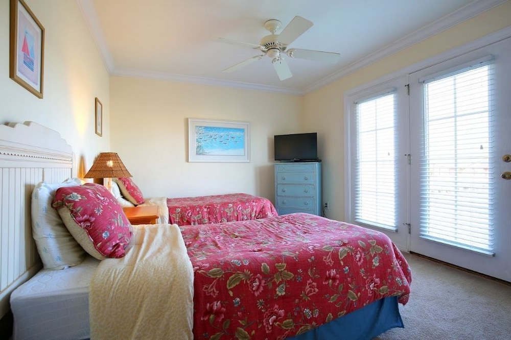 Sweet Dreams Private 4 Bedroom Home by RedAwning
