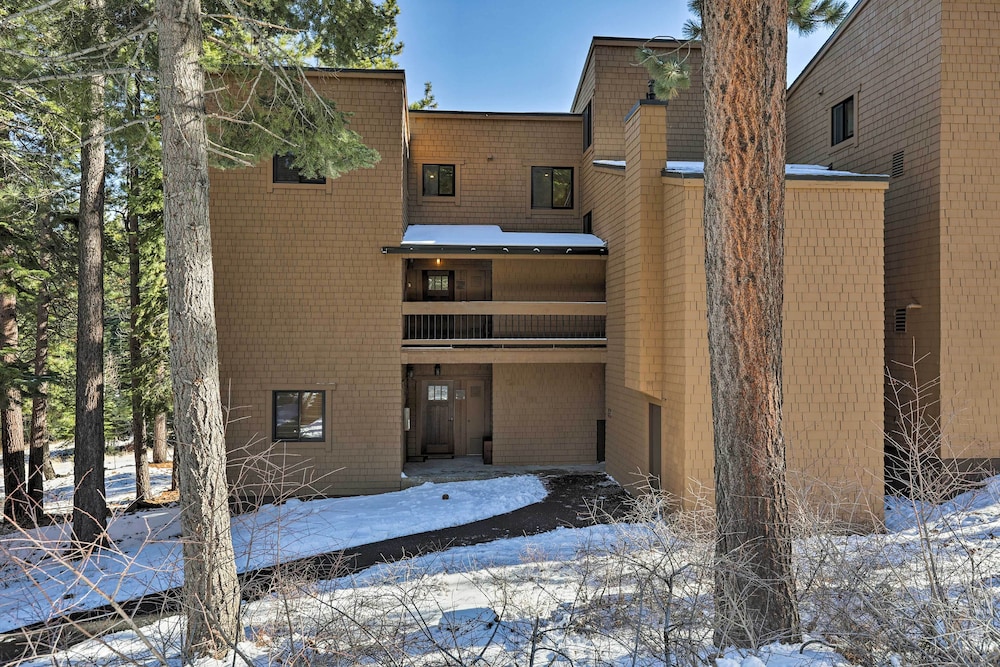 Walk to Ski Shuttle: Truckee Condo w/ Hot Tub view 2