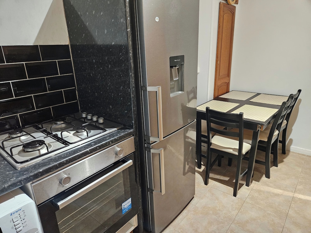 Mitcham Junction - 2 Bed Apartment - Sleeps 6