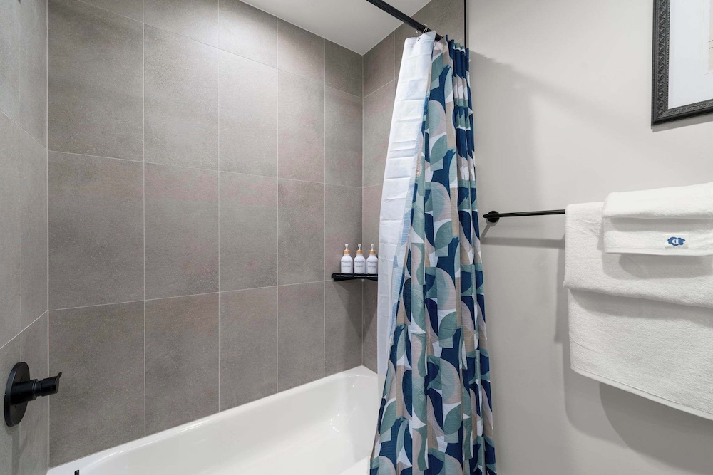 Edgewater Modern 2BR Steps to Lake City Views