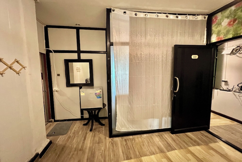 Orchid Hostel Near Bumrungrad Hospital and Nana Market