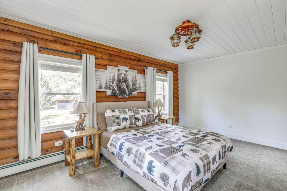 Deck, Sauna & Fire Pits: Upscale Belle Mead Cabin