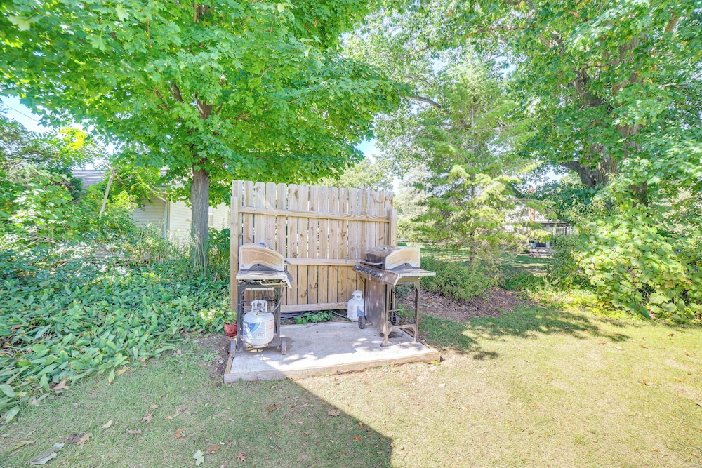 Live Large on Saddle Lake! Family Home w/ Dock