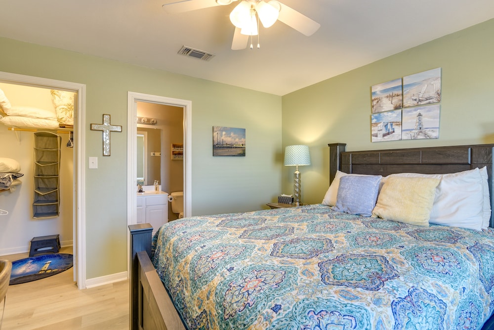 Galveston Getaway: Spacious Home < 1 Mi to Beaches
