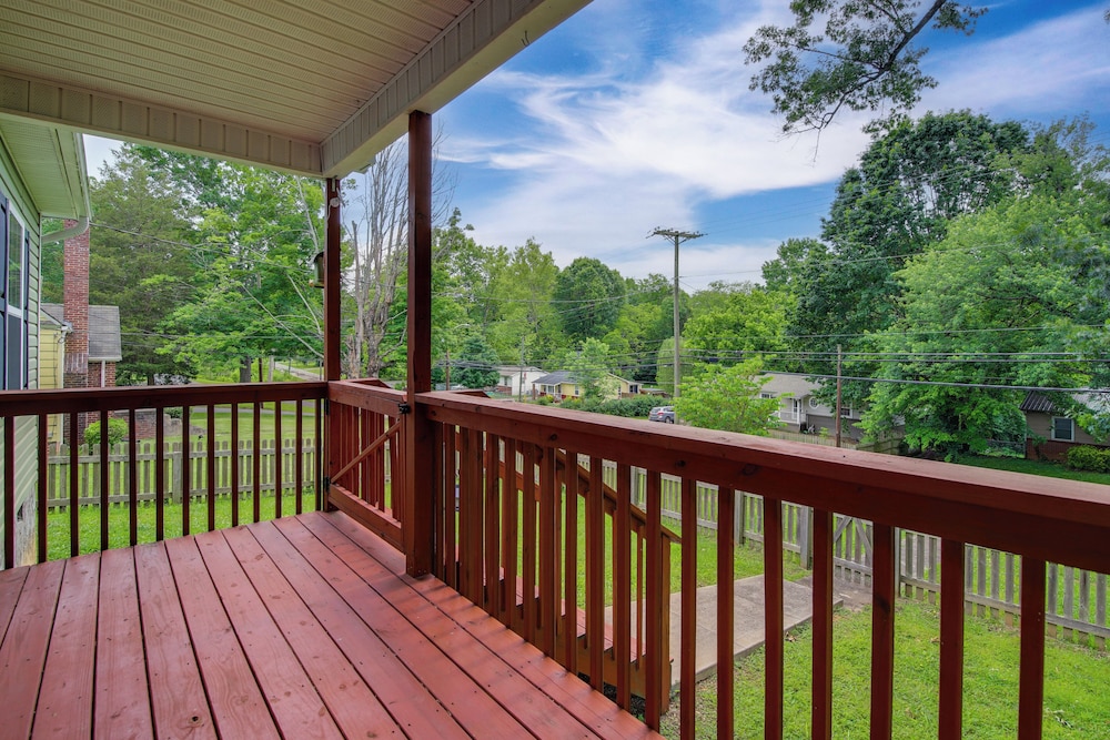 Commuter-friendly Home: 3 Mi to Dtwn Knoxville!