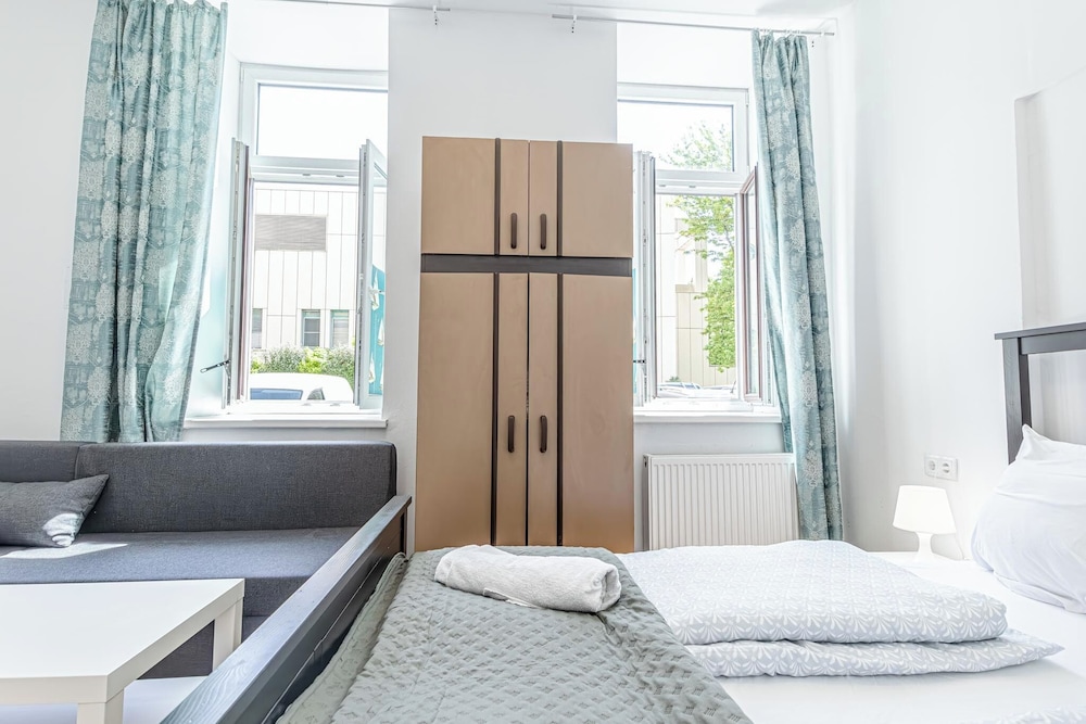 6BR Apt with Garden near Danube