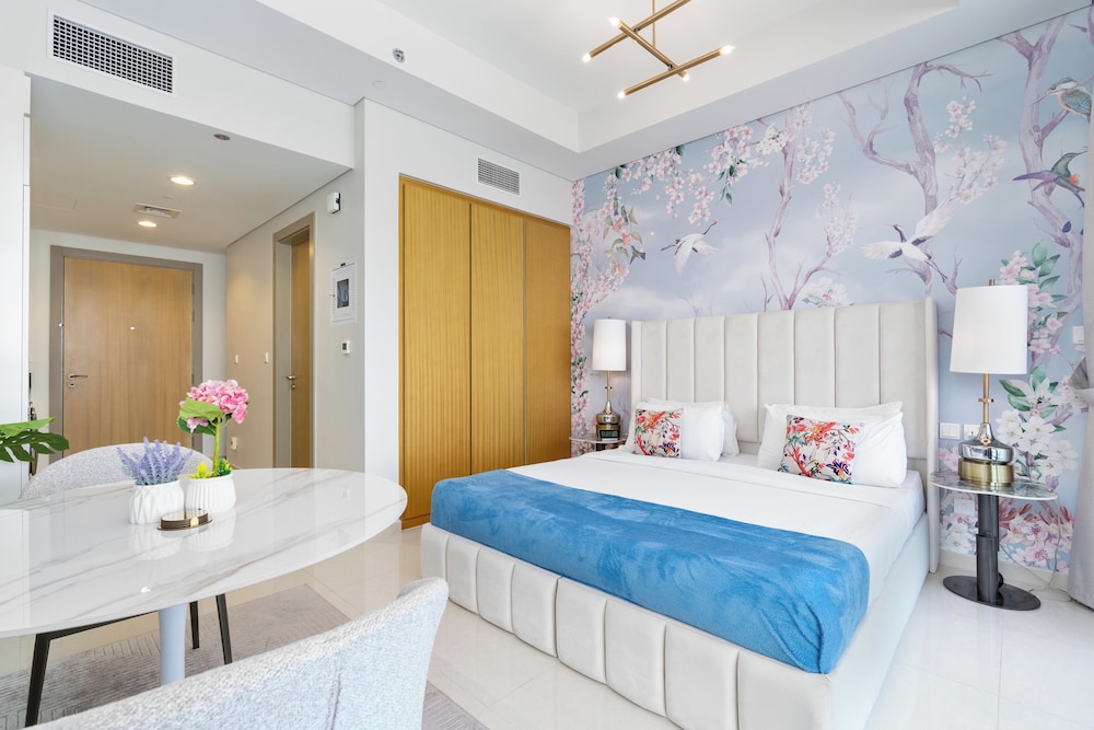 Lux BnB Aykon City