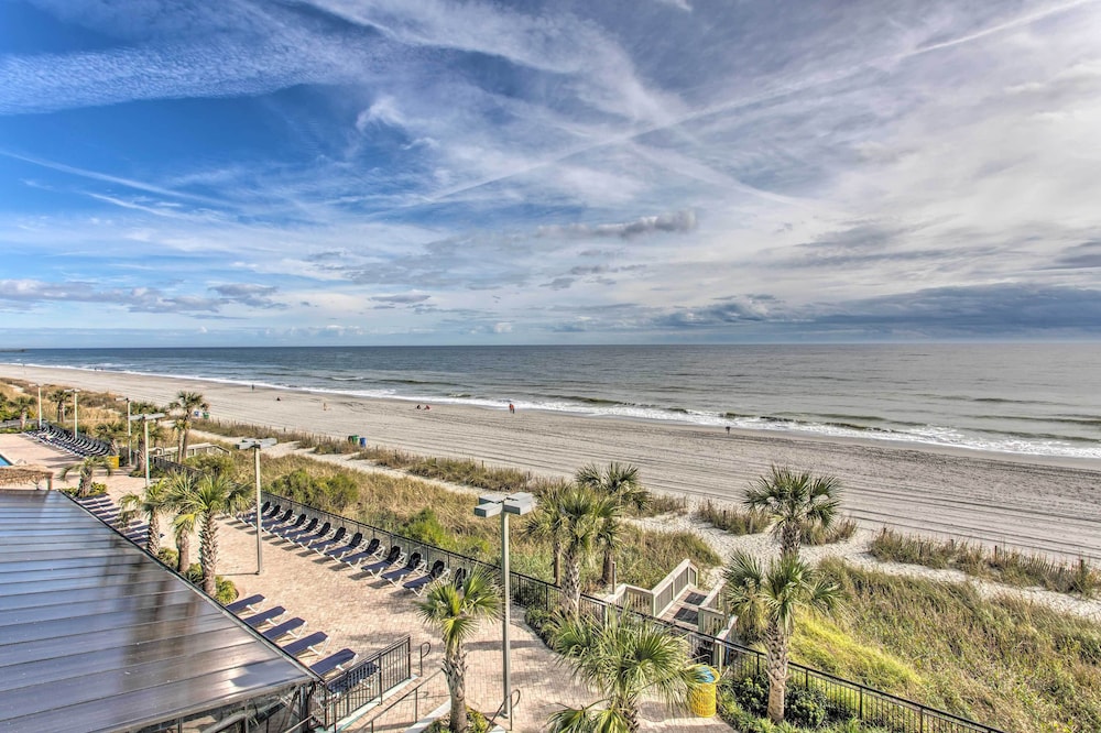 Breezy Landmark Resort Condo w/ Oceanfront Lanai!