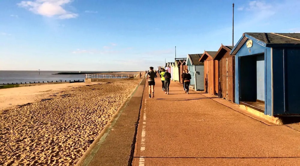 Stunning 3-bed Caravan in Clacton-on-sea view 5
