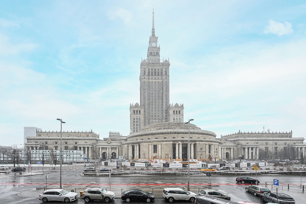 Lumina opposite the Palace of Culture